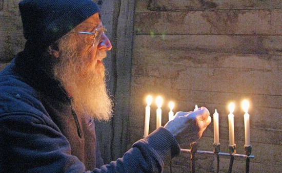 Franz Gutmann in seiner Hauskapelle auf dem Stohren